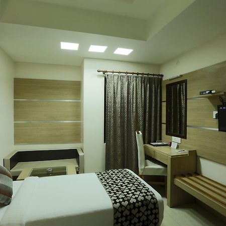 Hotel Sj International Guwahati Exteriör bild