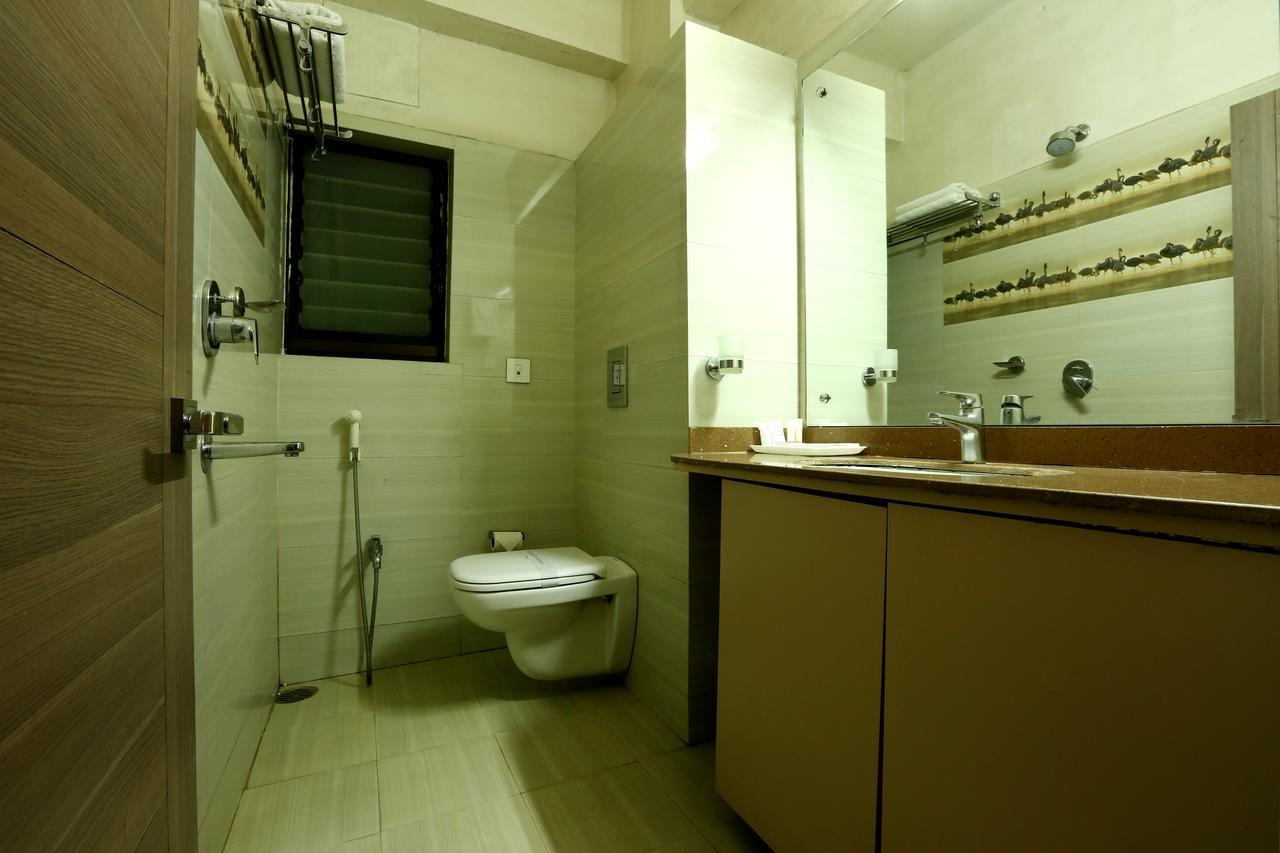 Hotel Sj International Guwahati Exteriör bild