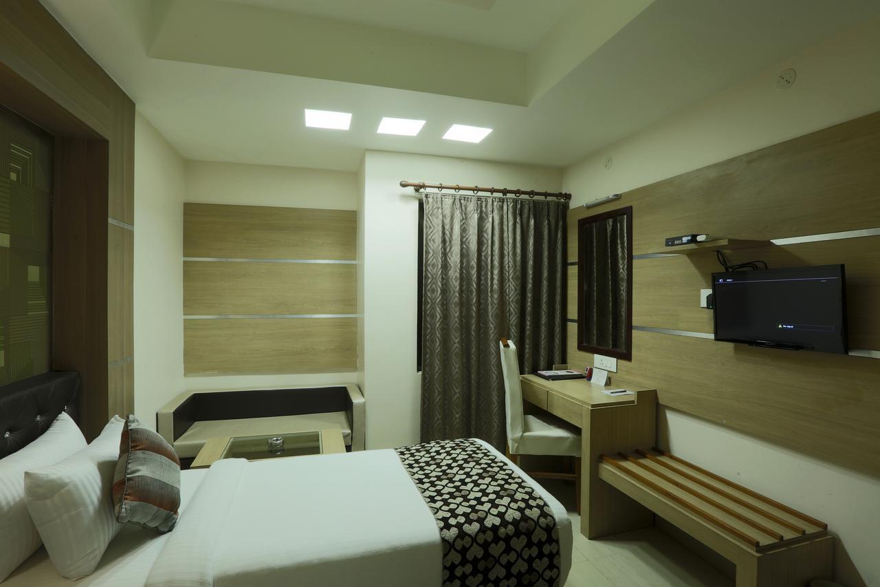 Hotel Sj International Guwahati Exteriör bild