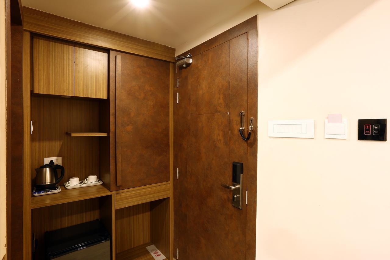 Hotel Sj International Guwahati Exteriör bild