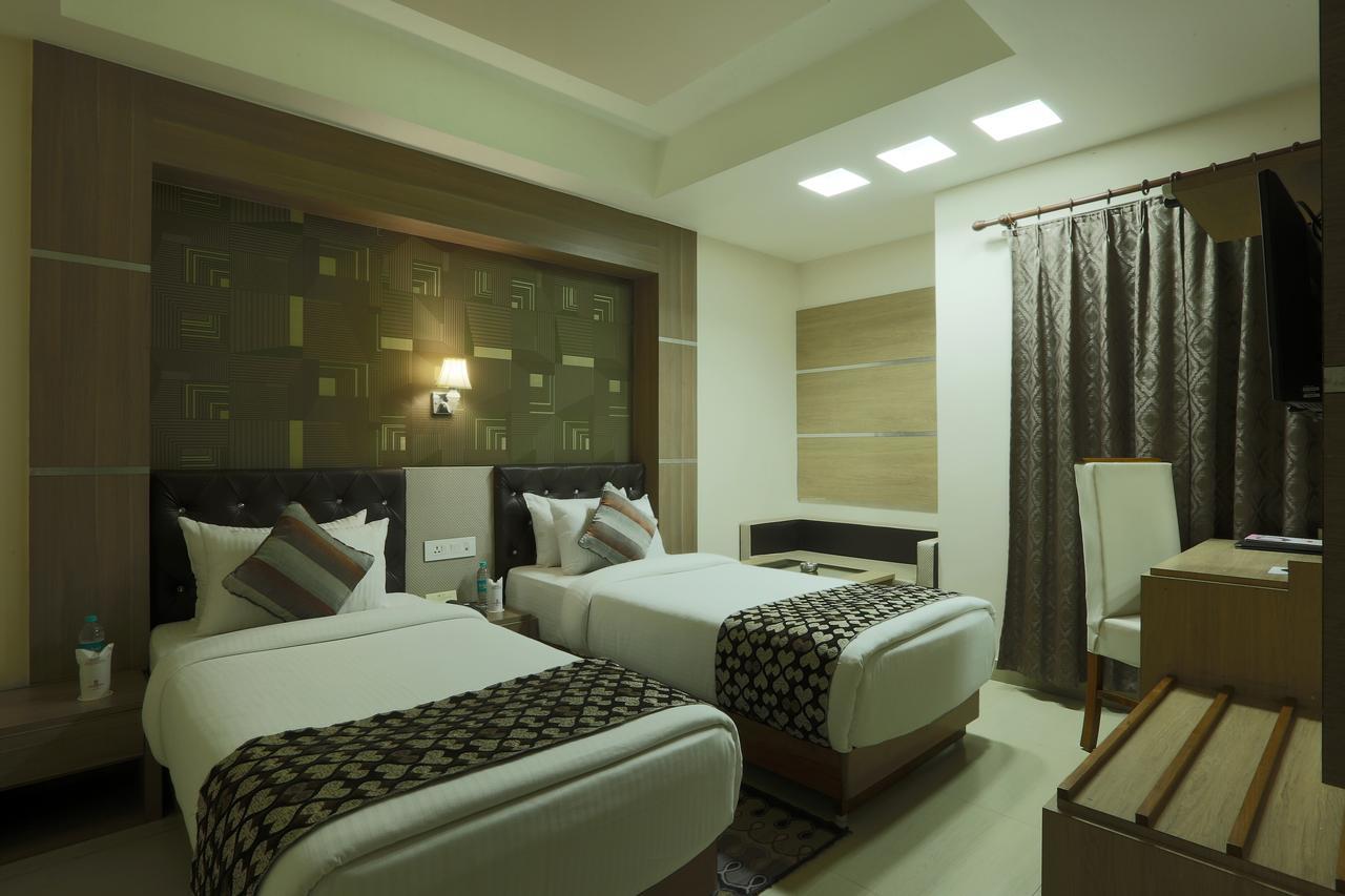 Hotel Sj International Guwahati Exteriör bild