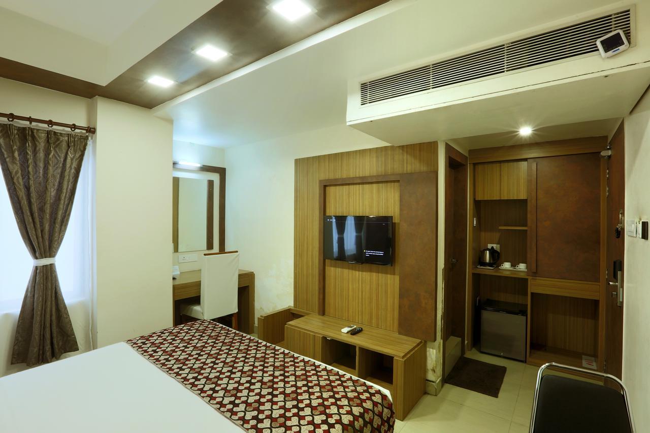 Hotel Sj International Guwahati Exteriör bild
