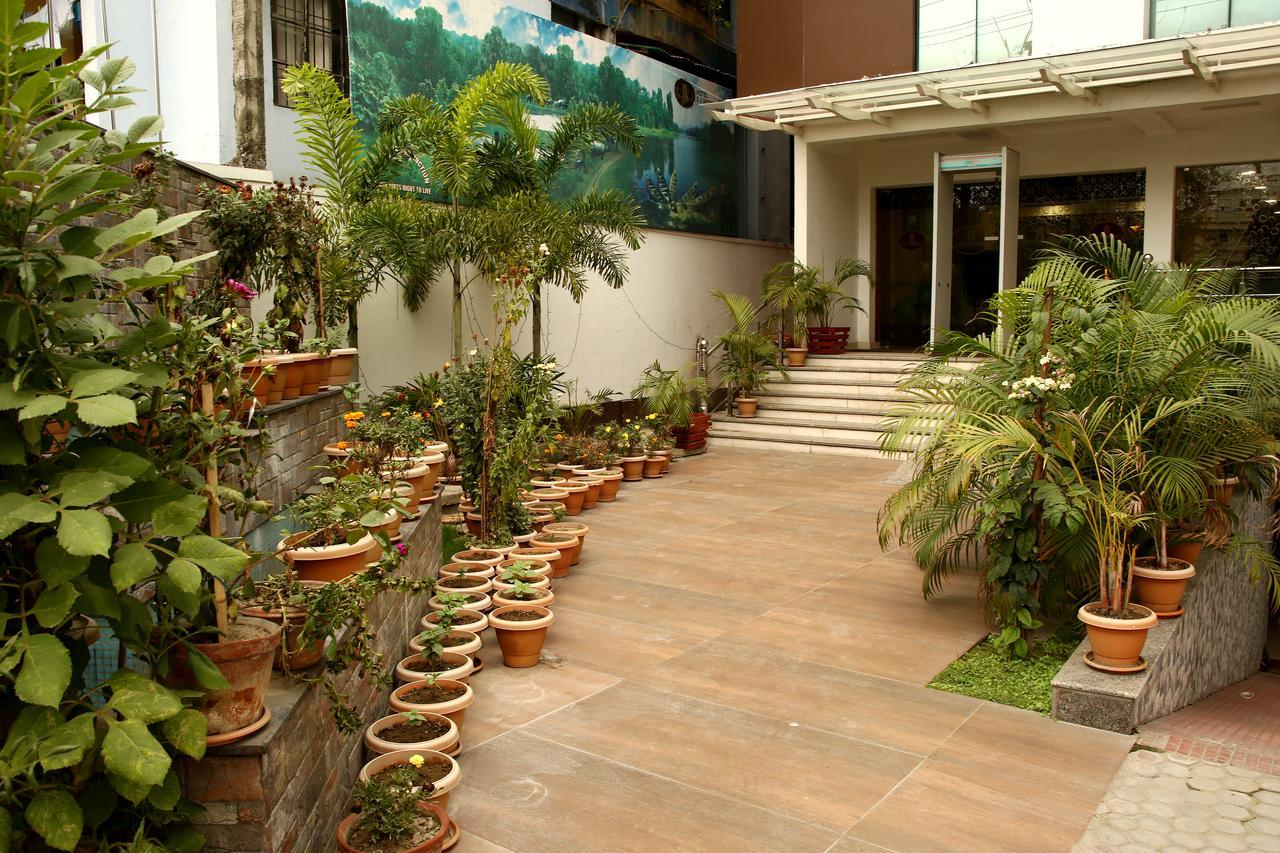 Hotel Sj International Guwahati Exteriör bild